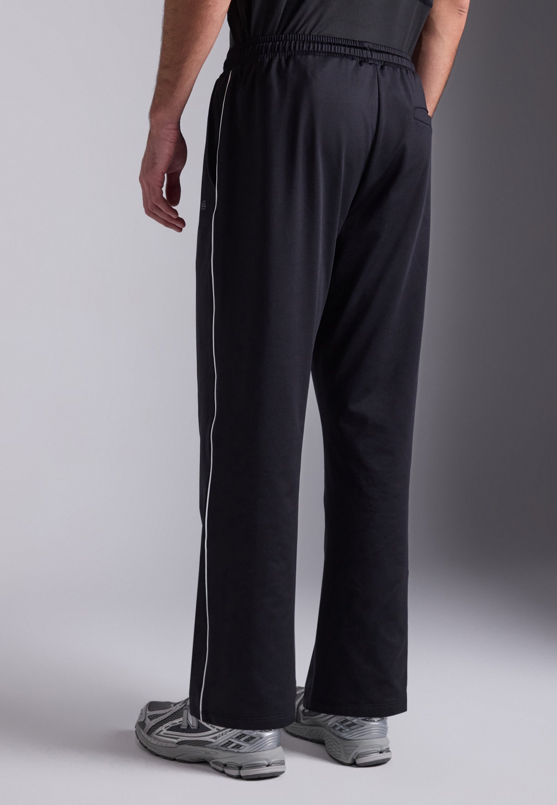 Pier One Sport Trainingsanzug mit Kordelzug in regulärer Passform – Trainingshose – schwarz