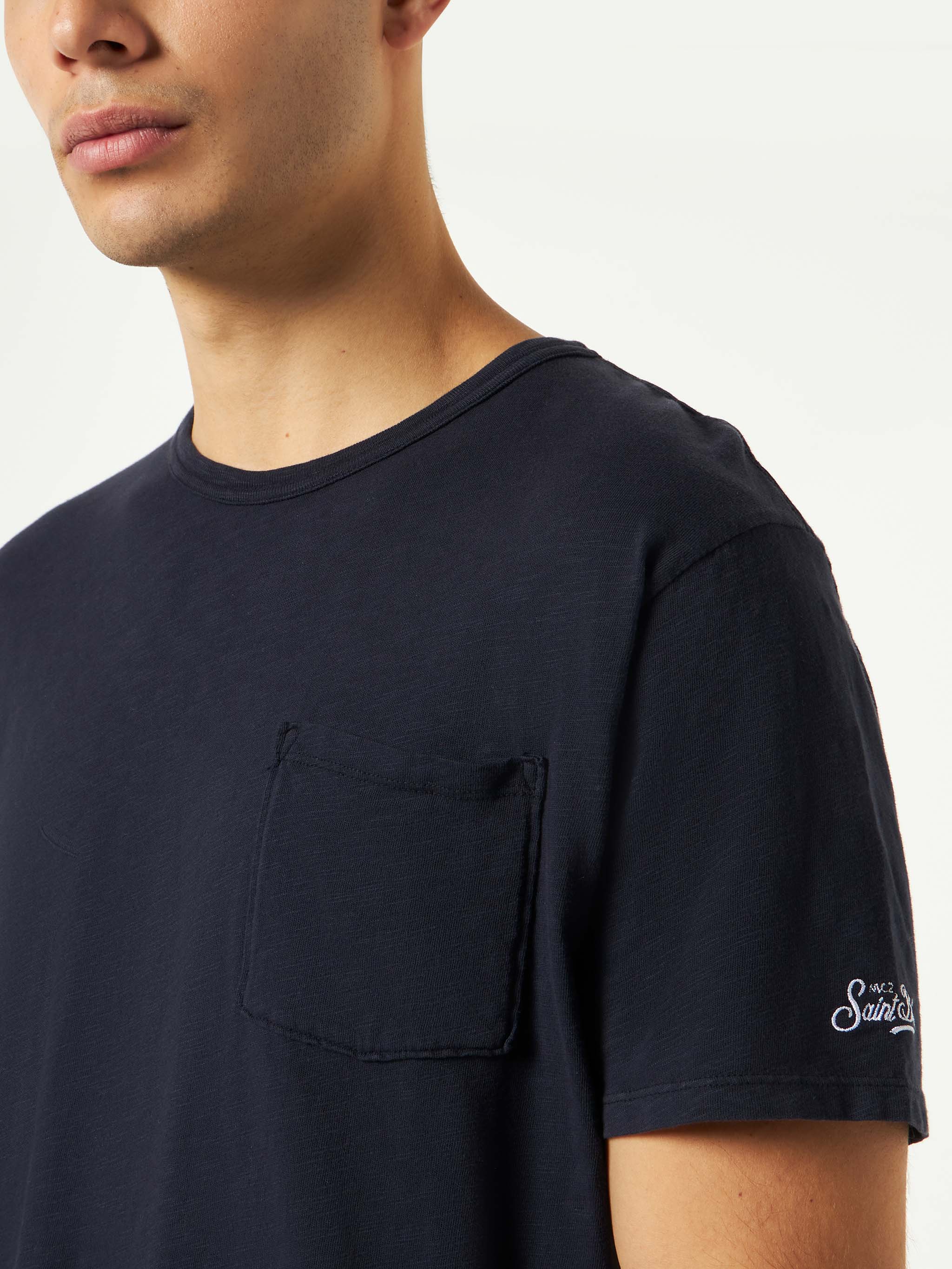 Marineblaues Herren-T-Shirt mit Vordertasche