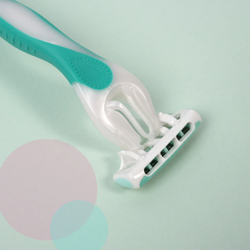 Wilkinson Sword Quattro voor vrouwen My Intuition Smooth wegwerpscheermesjes