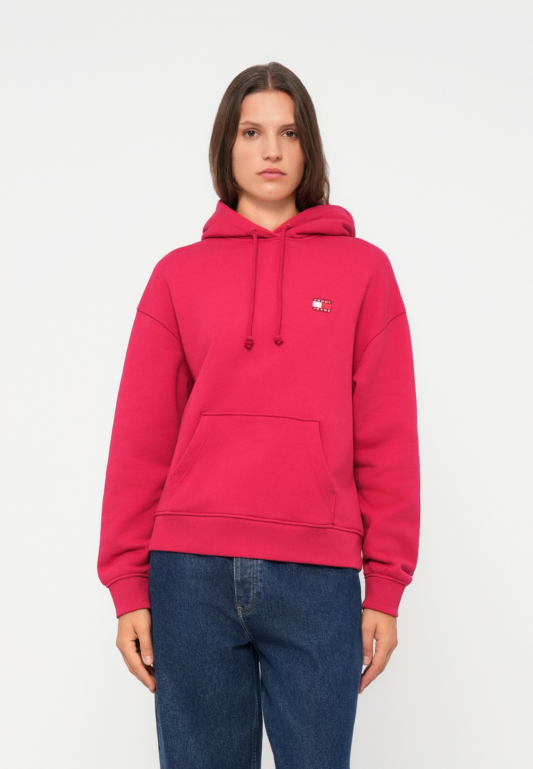 Tommy Jeans BADGE HOODIE - Sweatshirt - robijnrood