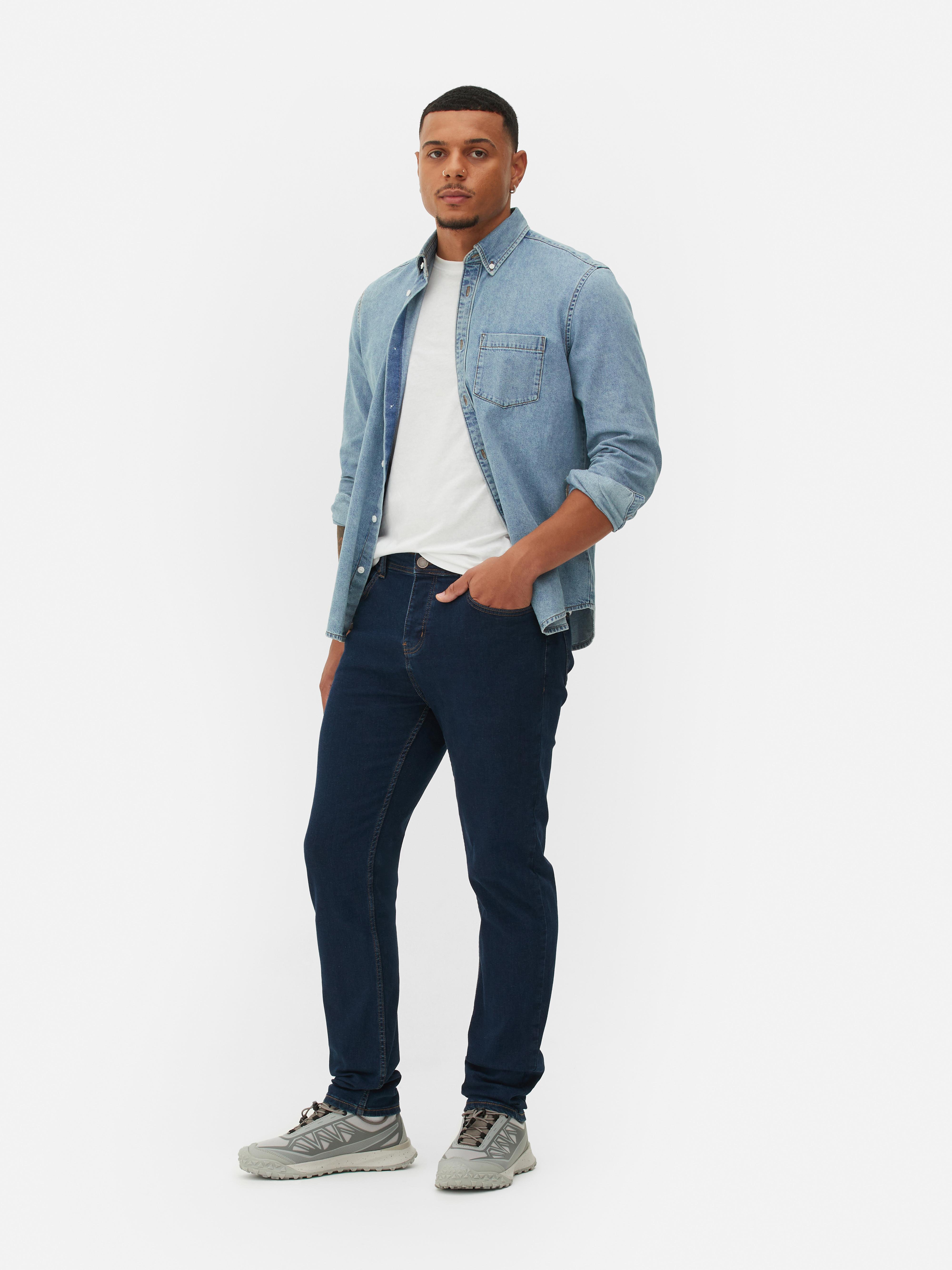 Blugi elastici, slim fit. Blugi mulați cu închidere cu nasturi, cinci buzunare și găici pentru curea.