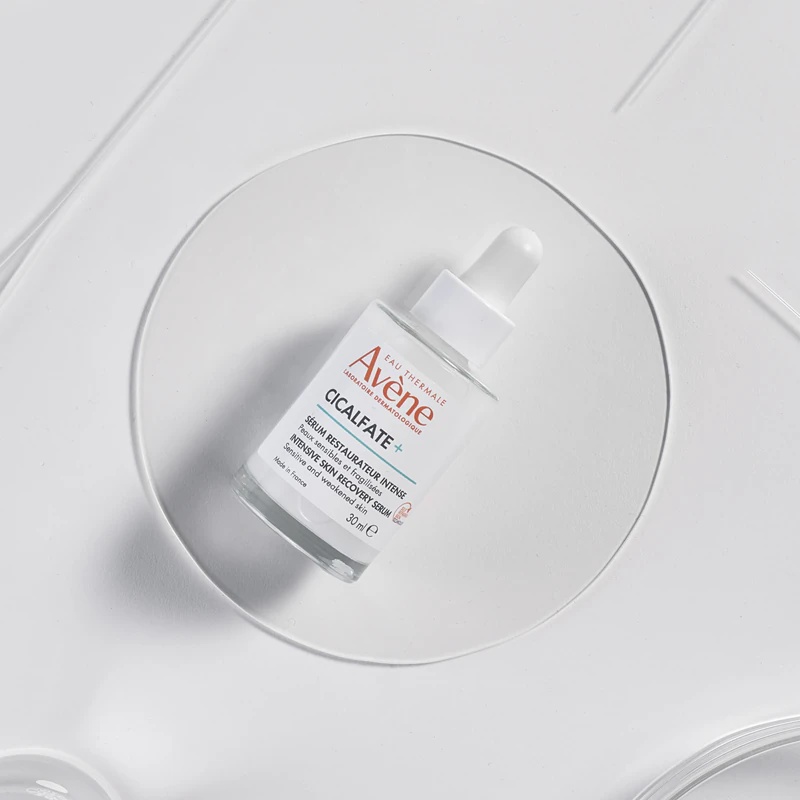 „Avène Cicalfate+ Intensive Skin Recovery Serum“ – intensyvus serumas, kuris atnaujina odos apsauginį barjerą.