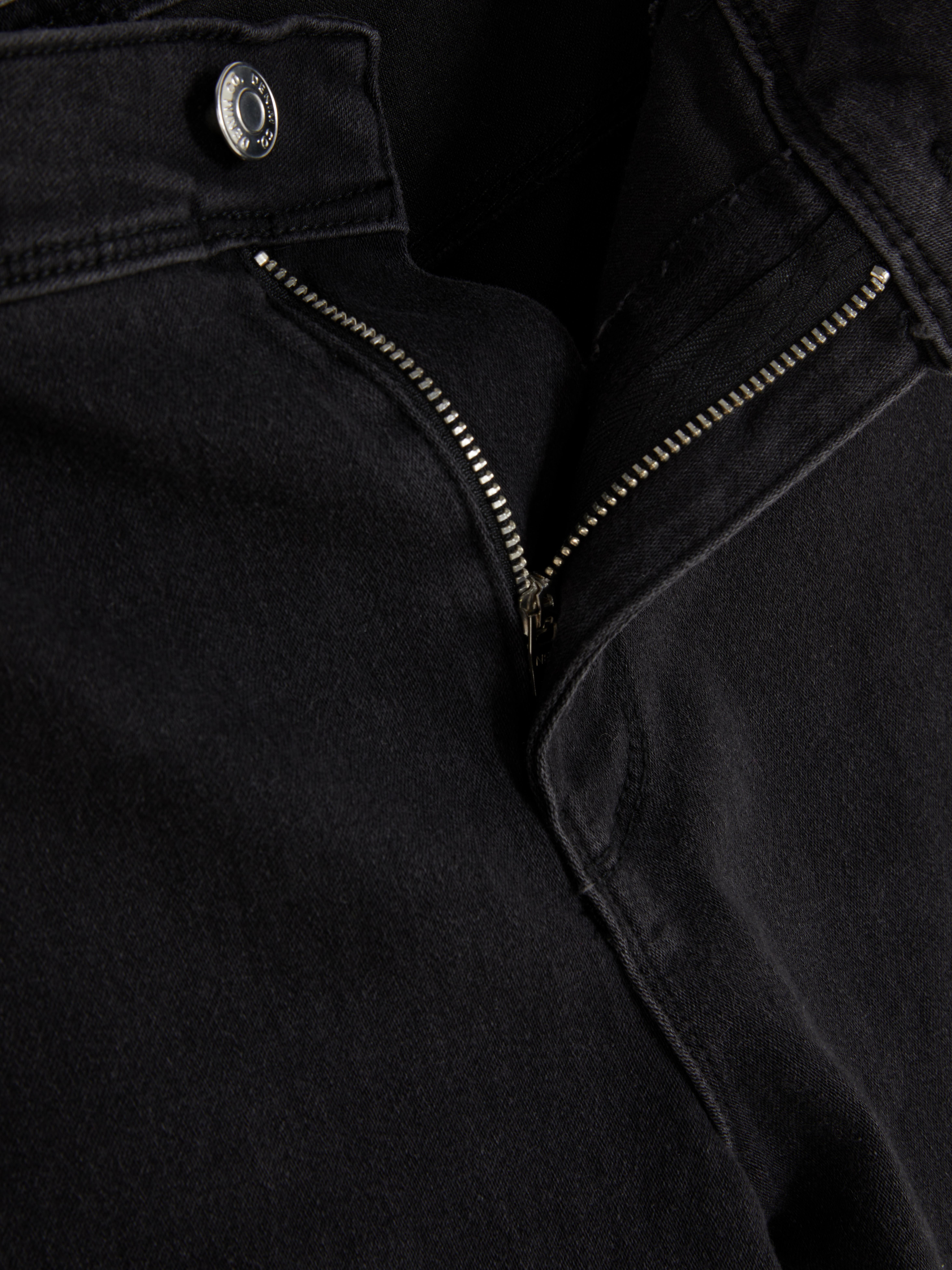 Blugi skinny simpli cu talie medie. Blugii sunt un must-have, iar noi adorăm acest stil mulat.