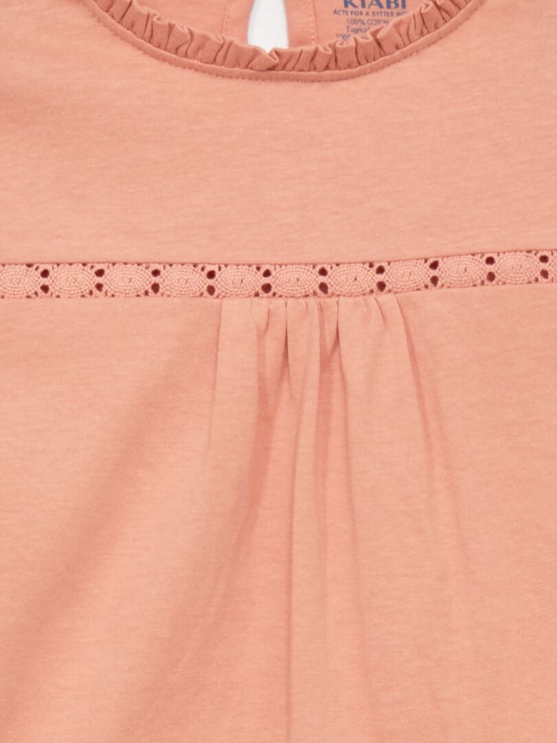 Camiseta rosa con mangas de encaje
