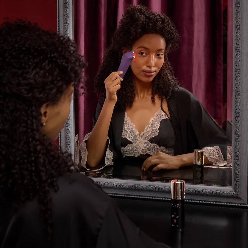 FOREO FAQ™ 401 dvigubos mikrosrovės LED tonizavimo prietaisas