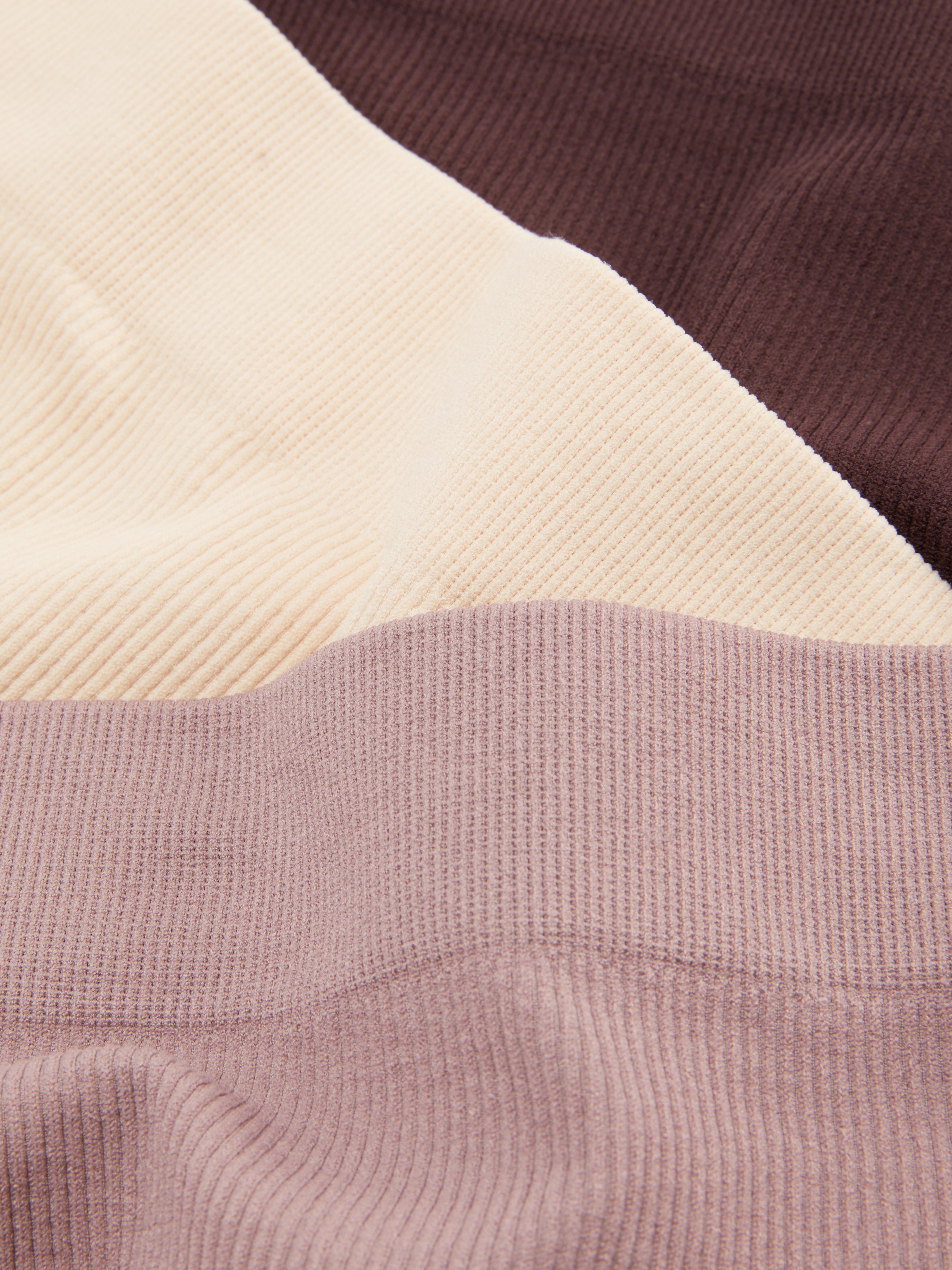 Gerippter Stringtanga, 3er-Set. Drei gerippte Stringtangas mit bequemem Bund und optimaler Passform.