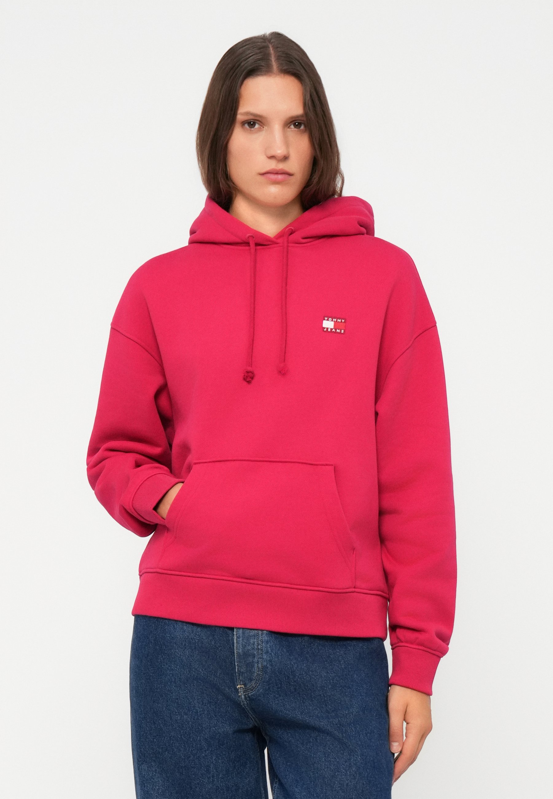 Tommy Jeans BADGE HOODIE - Sweatshirt - robijnrood