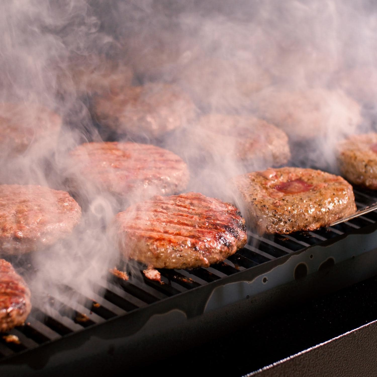 Victory 35-Zoll-Holzpelletgrill mit Frontablage, 29-Pfund-Pelletbehälter, 16-Gauge-Stahlfass und Wagen – BBQPG