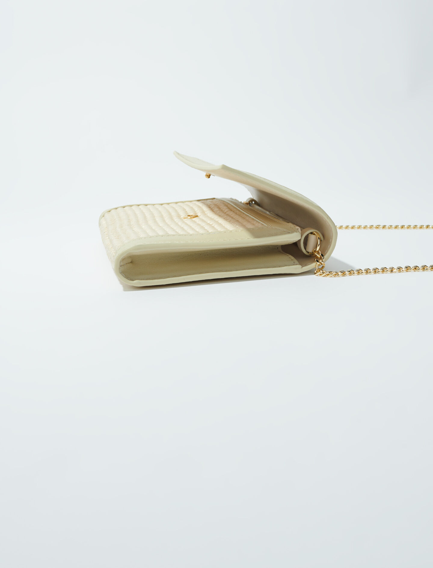 Lompakko raffiakuvioisella ketjulla - Beige
