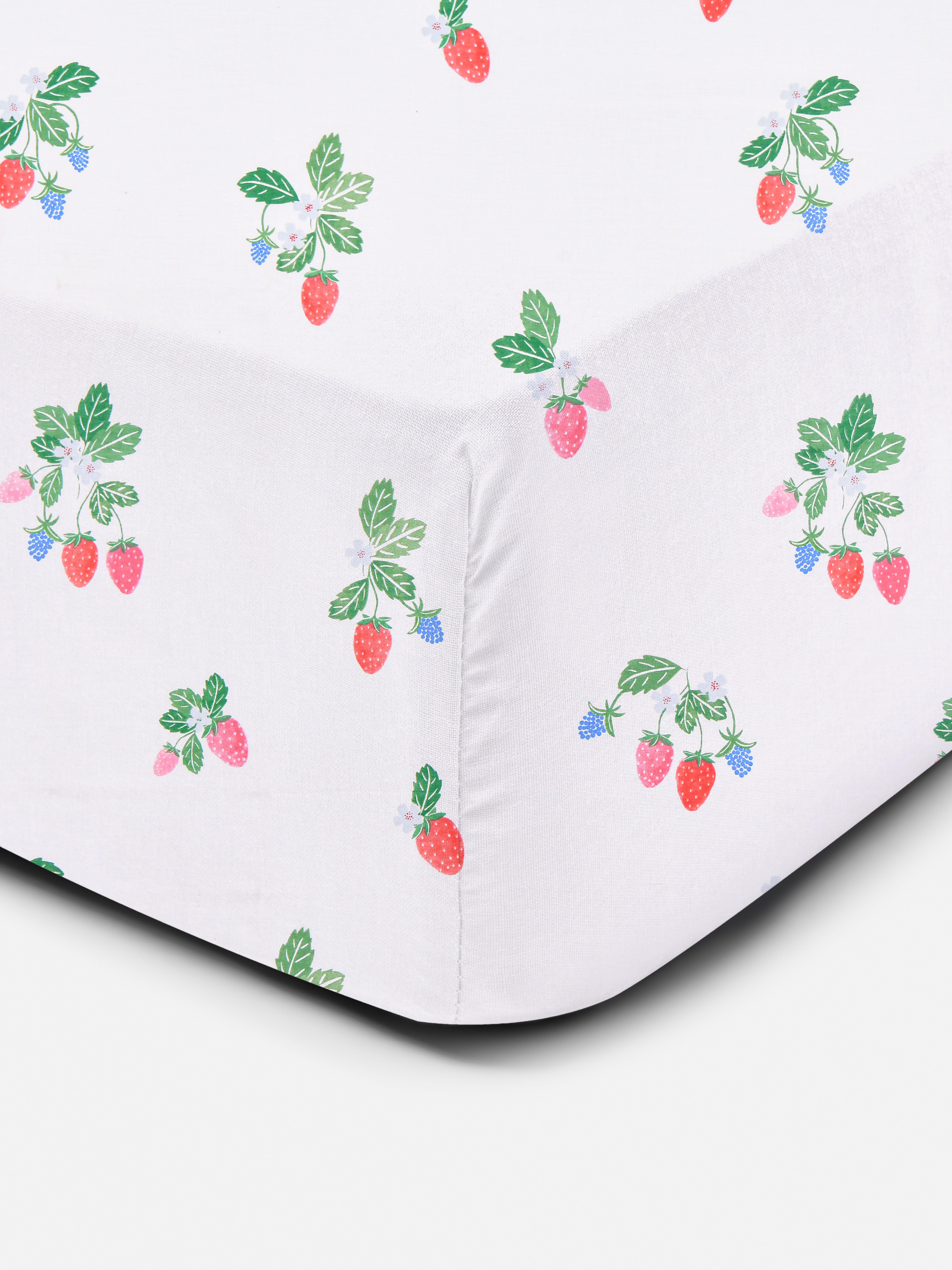 Cearșaf cu elastic super king-size cu căpșuni sălbatice. Un cearșaf simplu este bun, dar unul cu căpșuni este mai bun.