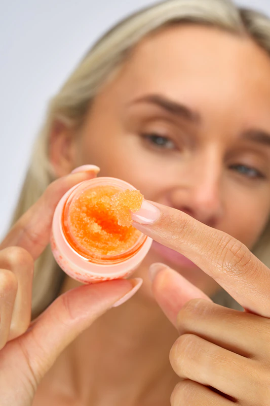 Esfoliante Labial Killer Lips Prep Talk com efeito peeling de pêssego.