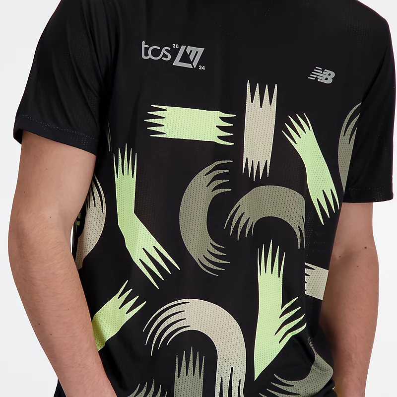 NB Athletics Run London Edition T-shirt voor heren – ZWART & MEERKLEURIG