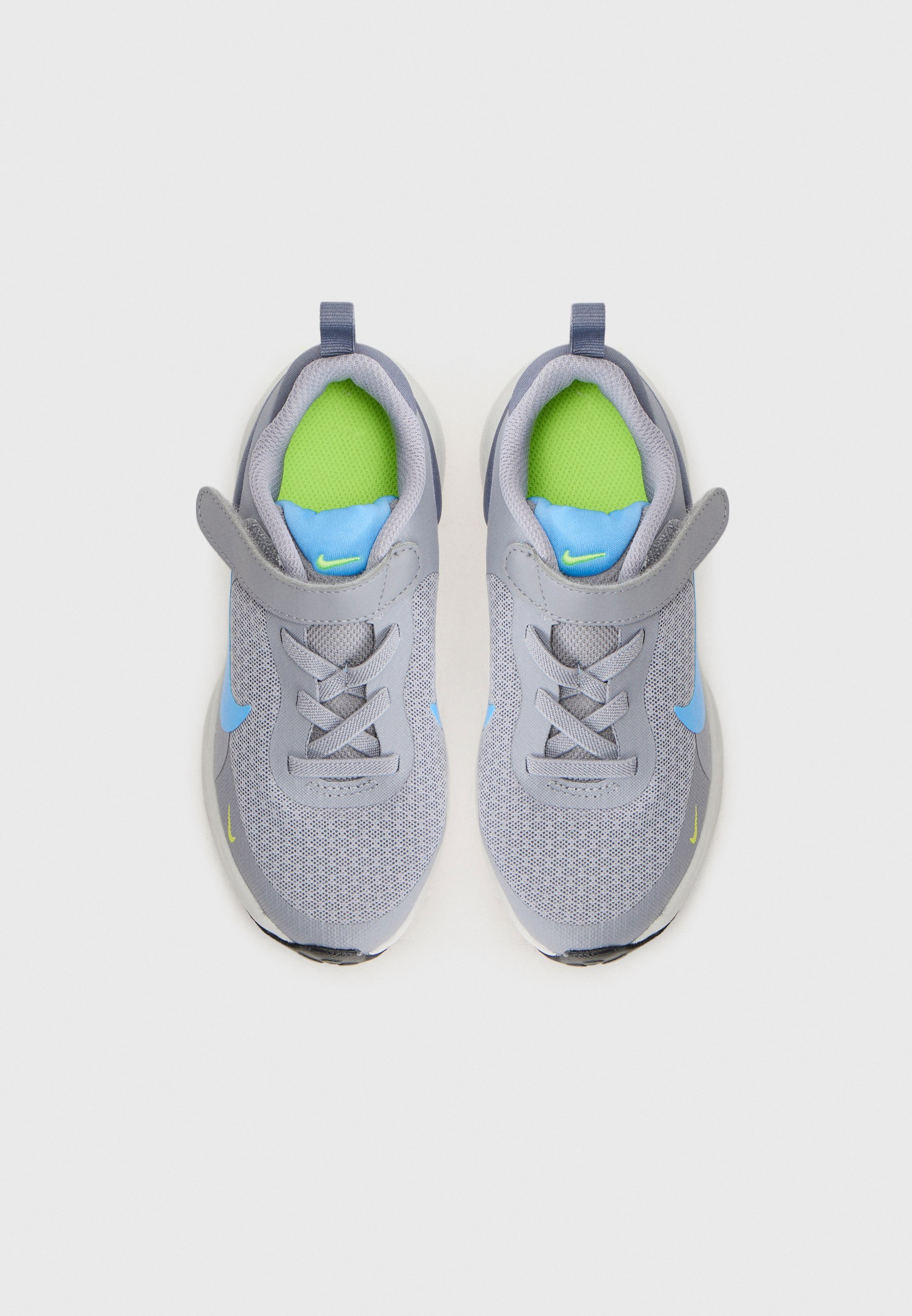 Nike Performance REVOLUTION 7 - Hardloopschoenen voor op de weg - cementgrijs/universiteitsblauw/licht carbon/volt