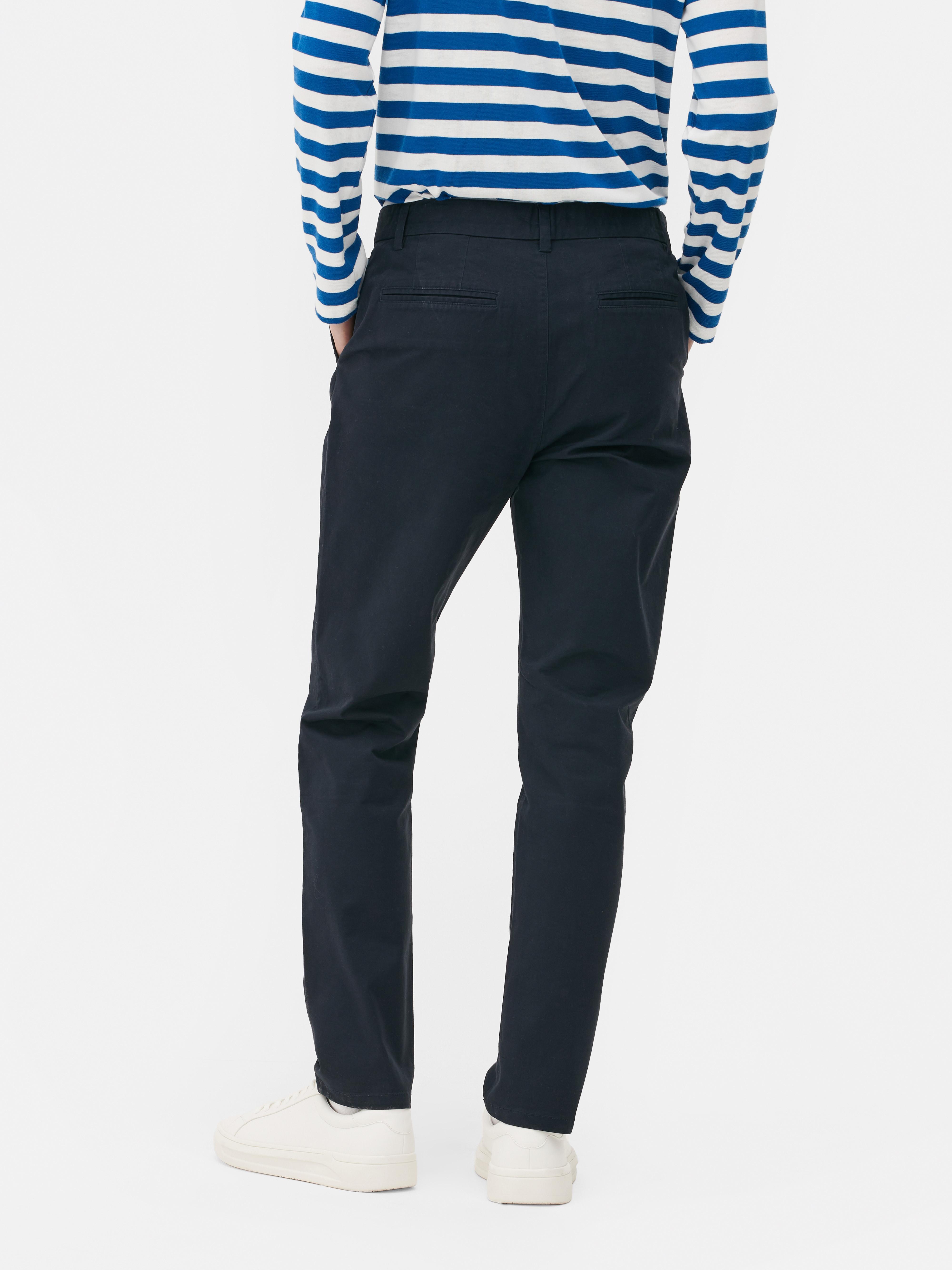 Chino slim fit cu elastic. Oferă ținutei tale o notă casual-chic cu acești pantaloni slim fit.