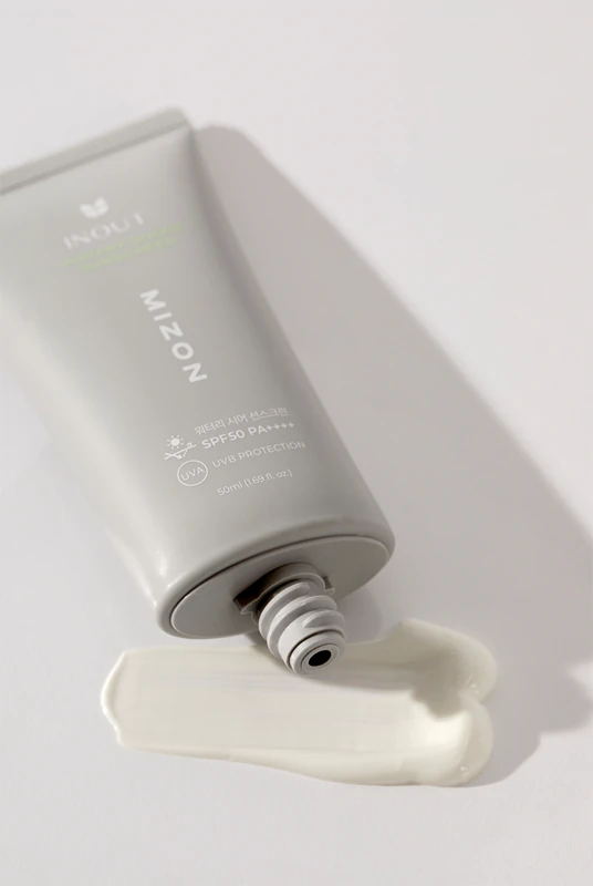 protetor solar facial Mizon Inout Watery Sheer é um creme leve, protetor e hidratante para o rosto.