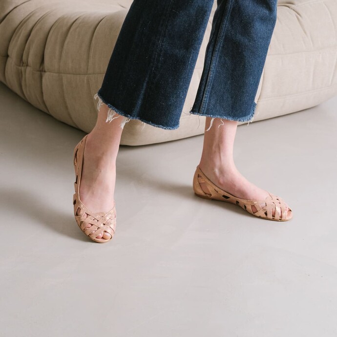 Ballerines ajourées  en croûte laminée platine