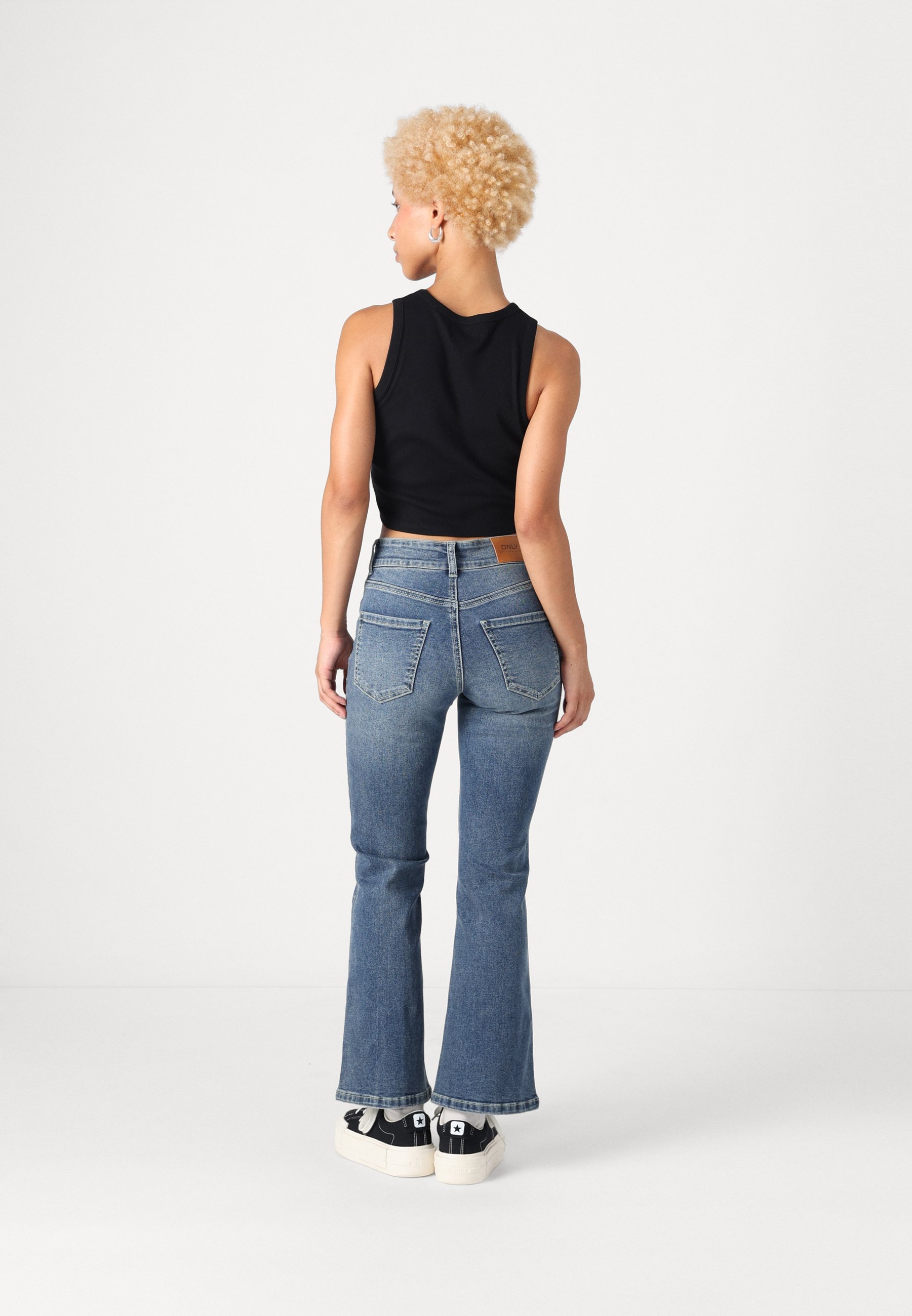 ONLY Petite ONLWAUW MID WAIST FLARED - Džíny s rozšířenými nohavicemi - light blue denim