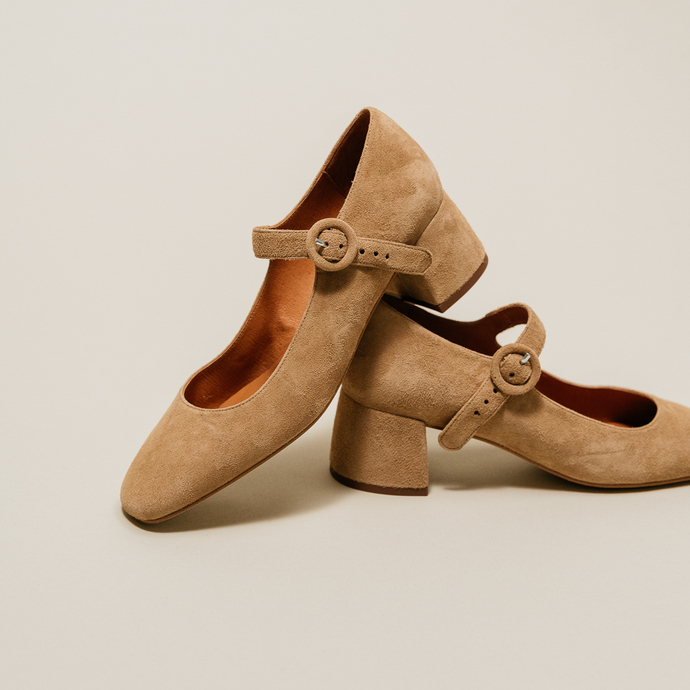 Salomés à talons et bouts carrés  en velours beige