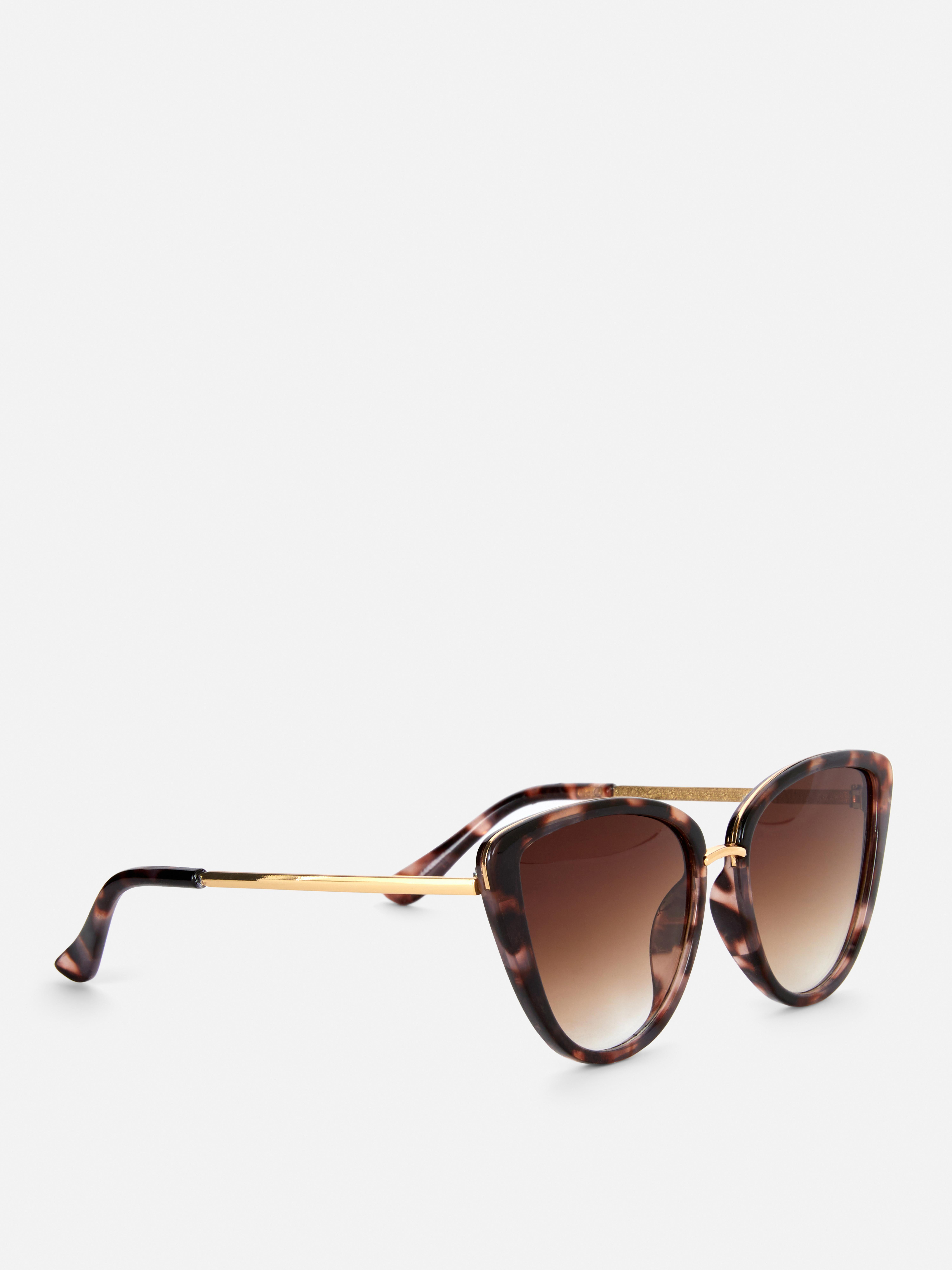 Ochelari de soare cat-eye cu finisaj metalic. O versiune modernă a clasicilor cat-eye din anii 1950.