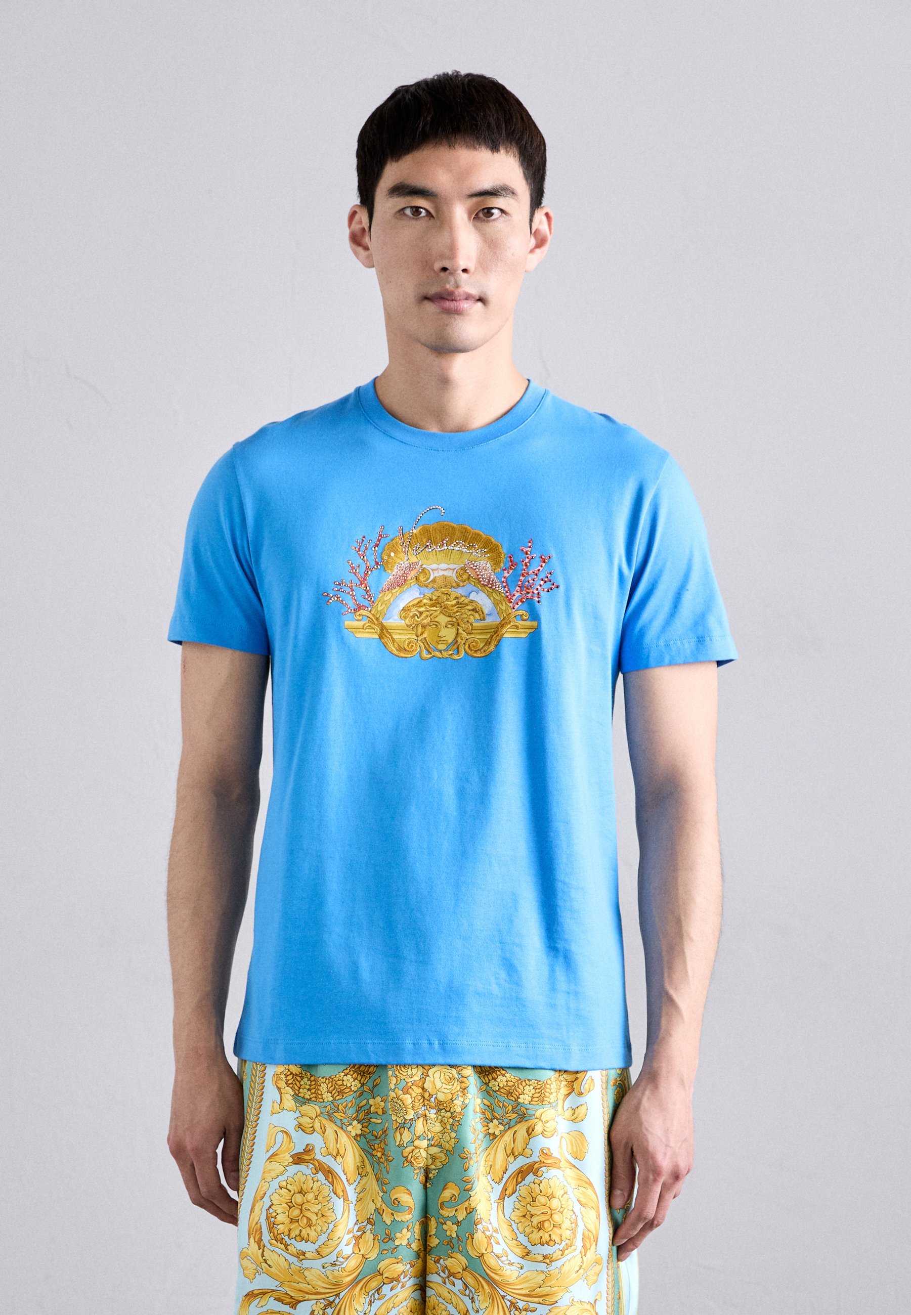 Versace HOTFIX FOUNTAIN CREST EMBROIDERY - T-shirt met print - felblauw