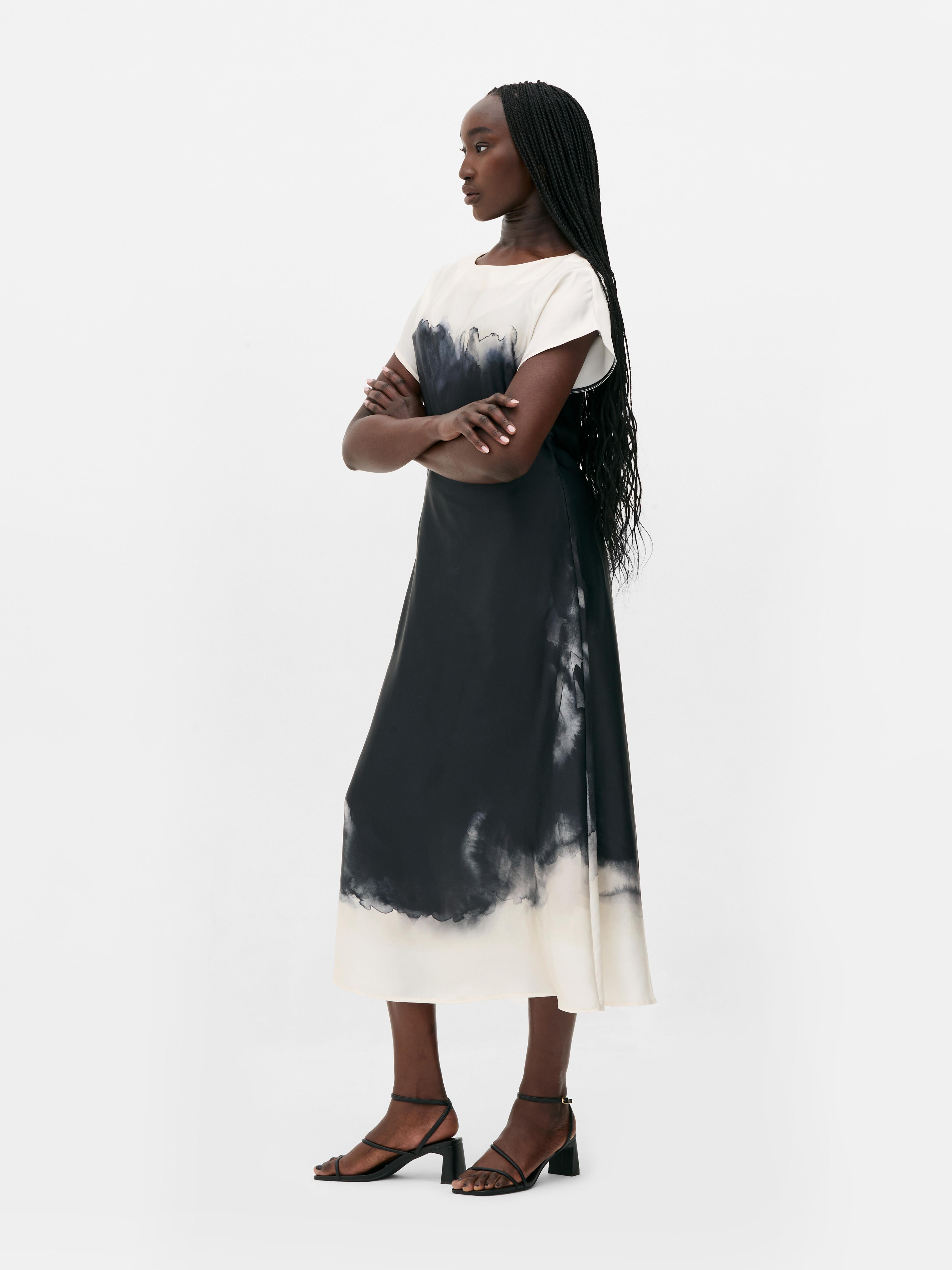 Robe midi imprimée tie-dye The Edit Satin. Robe The Edit à encolure bateau, manches courtes et fermeture éclair invisible au dos.