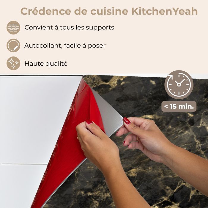 Keukenachterwand van KitchenYeah, zwart-goud marmerpatroon