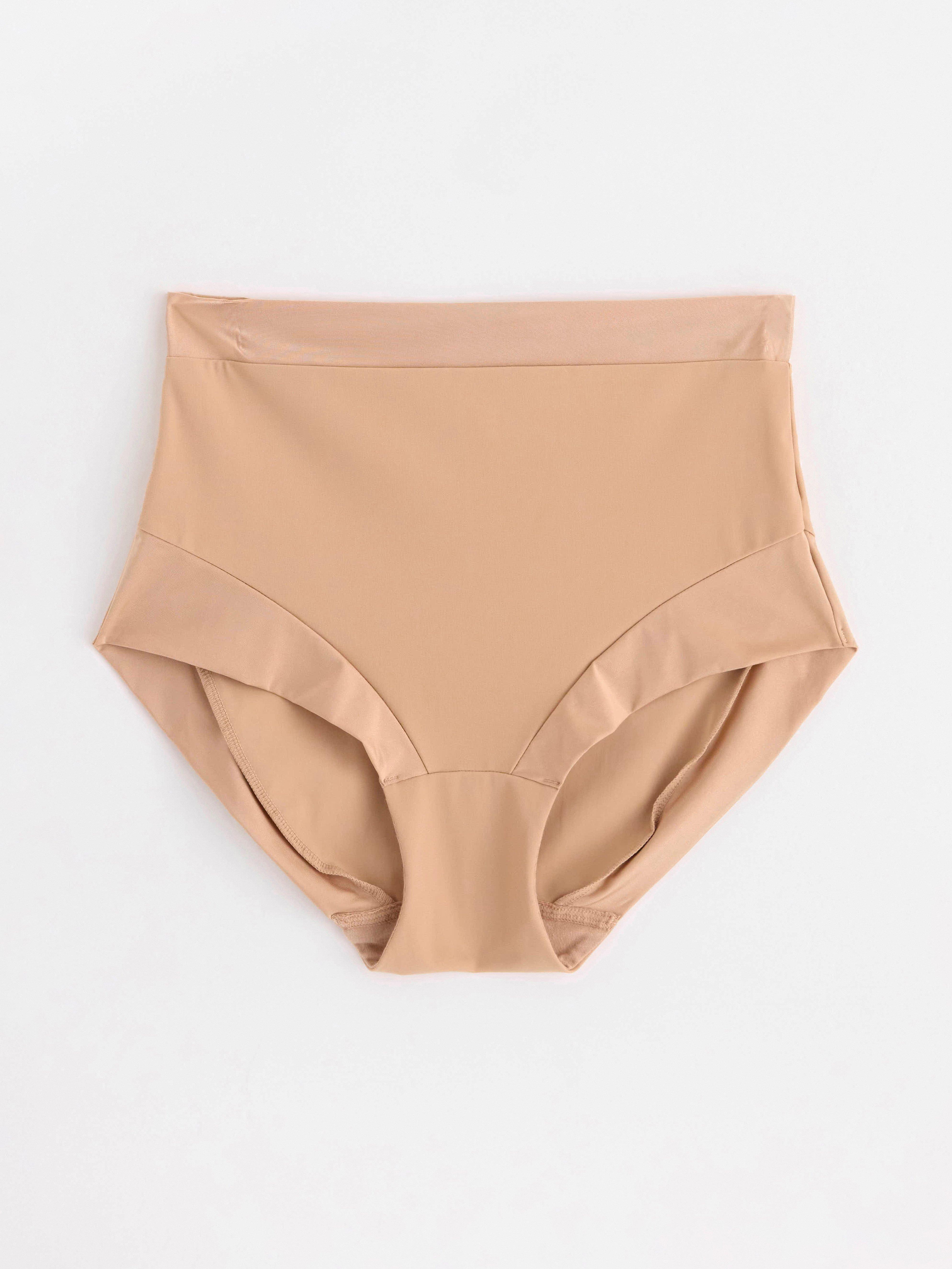 Braguitas moldeadoras de soporte ligero color beige.