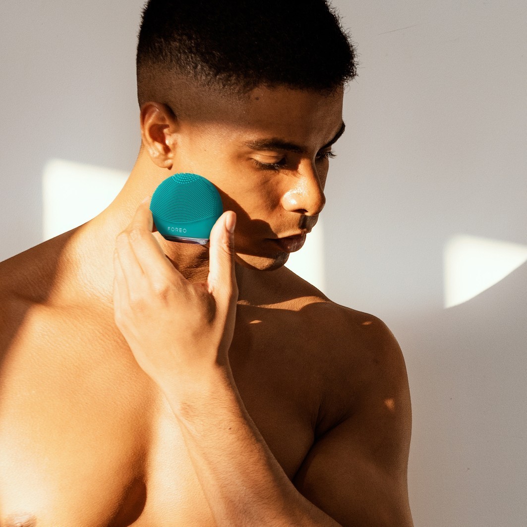 FOREO LUNA™ 4 go апарат за масажу лица, чишћење и учвршћивање за све типове коже – 1 комад
