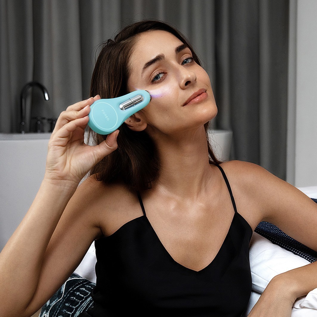 FOREO masažer za lice BEAR™ 2 za oči i usne – 1 komad