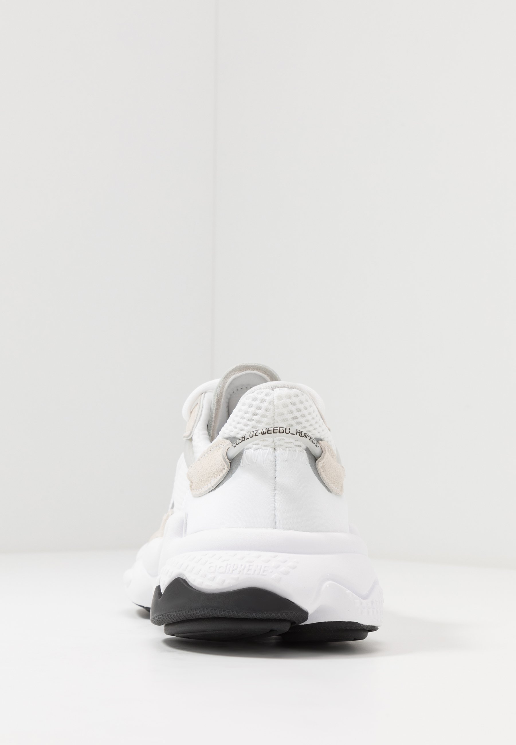 adidas Originals OZWEEGO - Sneakers - schoenen wit/core black