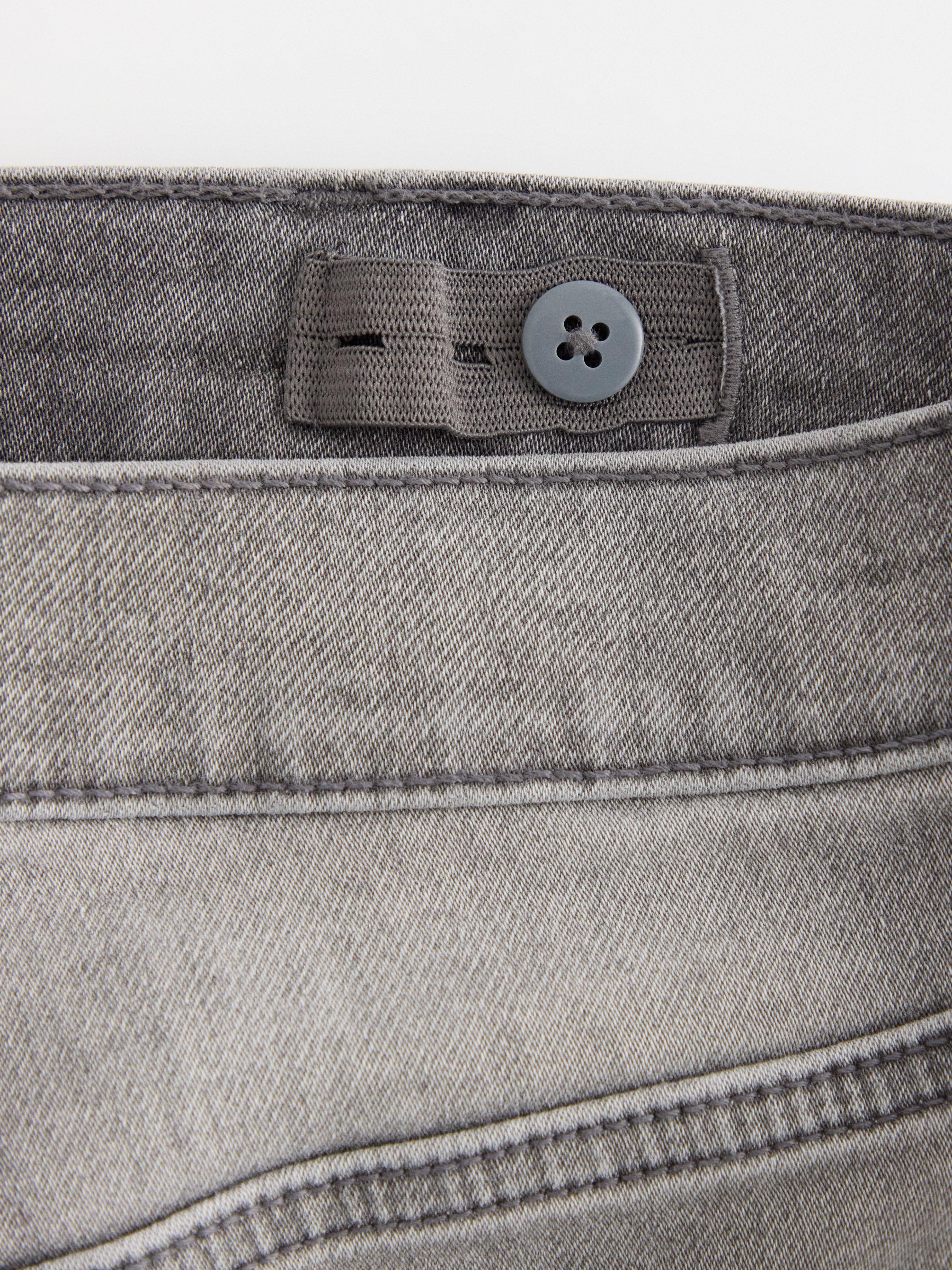 Pantalones cortos vaqueros de pierna recta STAFFAN con tejido súper elástico, color gris.