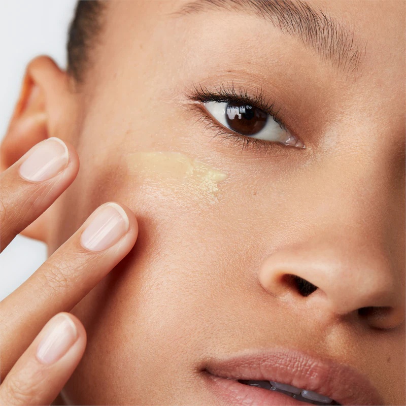 Bobbi Brown vitamīniem bagātināts acu bāzes mitrinošs acu krēms ar B3, B5, B6 un B12 vitamīniem