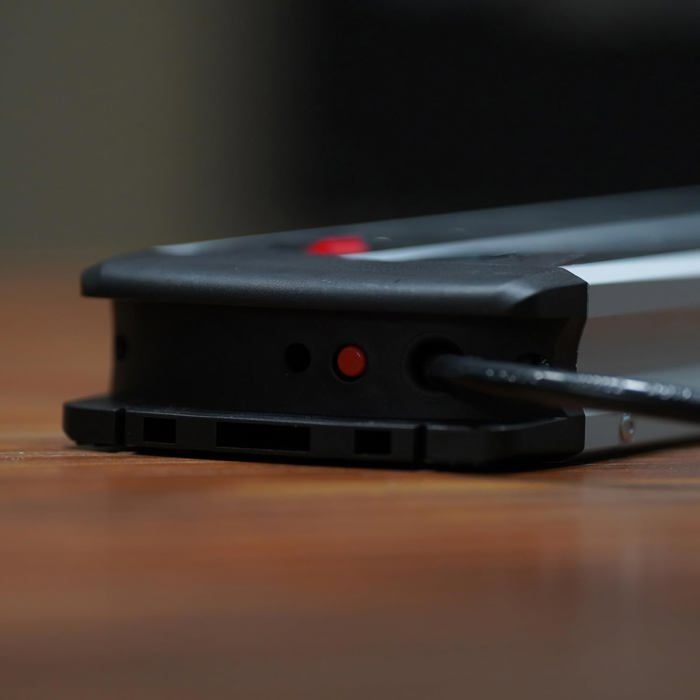 Multipresa con protezione da sovratensione, dotata di porte USB-A e USB-C per la ricarica rapida da 20 W, 8 prese (3680 W 16 A), colore nero.