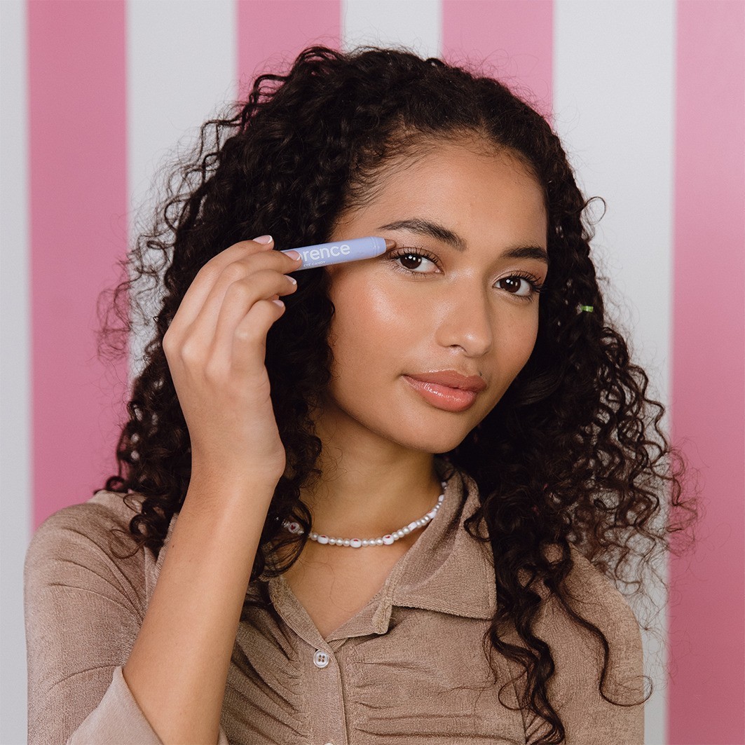 „Florence By Mills“ akių šešėlių pieštukas „Eyecandy“ – 1,8 g