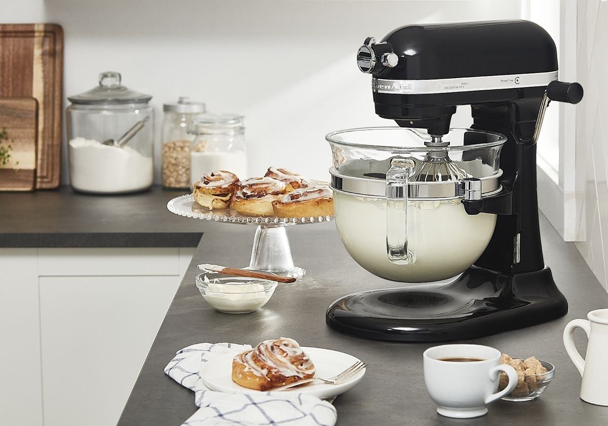 Of je nu 13 dozijn koekjes nodig hebt voor de schoolbakverkoop of pulled chicken voor Taco Tuesday met vrienden en familie, de KitchenAid® Professional 6500 Design® Series 6 Quart Bowl-Lift Stand Mixer heeft de capaciteit die je nodig hebt.