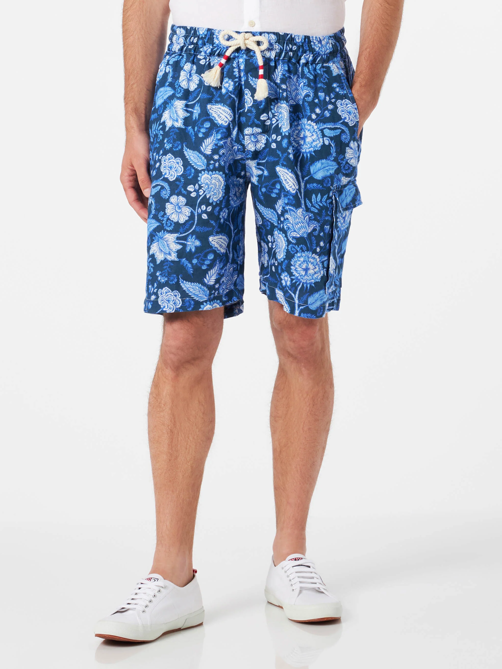 Bermudashorts voor heren van blauw linnen met bloemenprint.