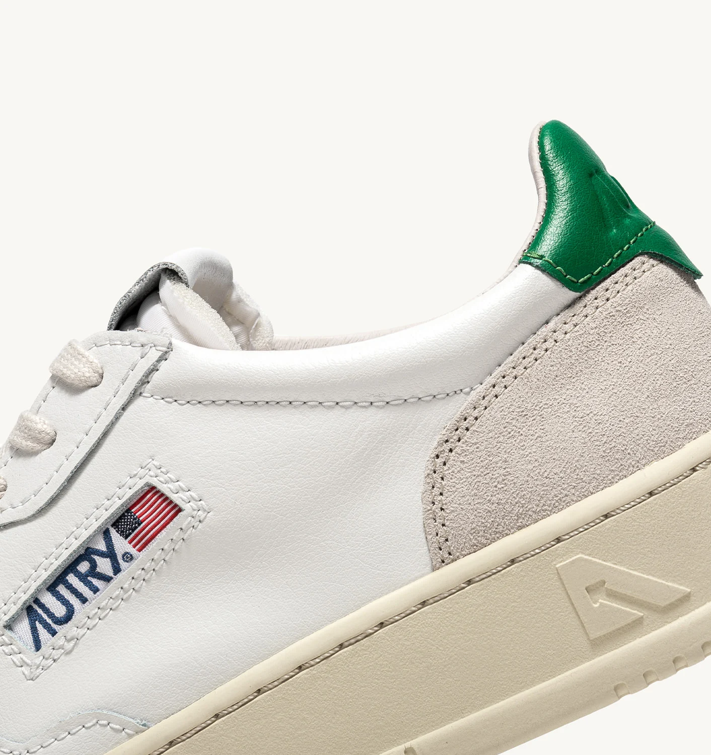 Adidași joși Medalist din piele întoarsă albă și piele cu imprimeu Amazon