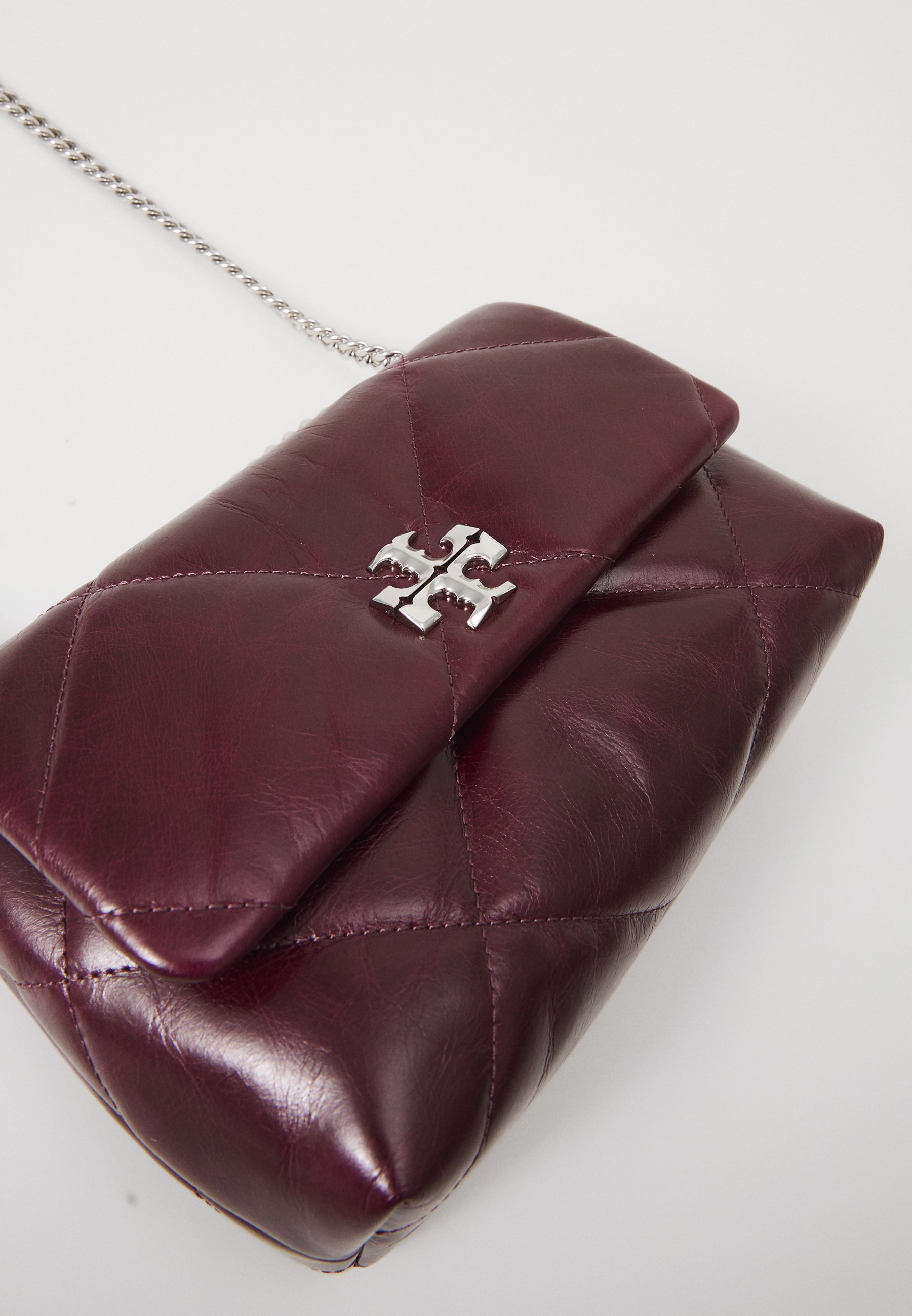 Tory Burch KIRA DIAMOND QUILT DISTRESSED SMALL CONVERTIBLE SHOULDER BAG - Handtas - donker karmijnrood