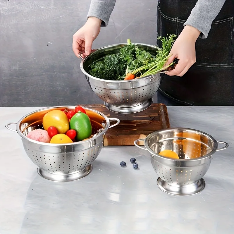 Un égouttoir multifonctionnel en acier inoxydable, idéal pour laver les fruits et légumes, est un accessoire indispensable dans une cuisine.