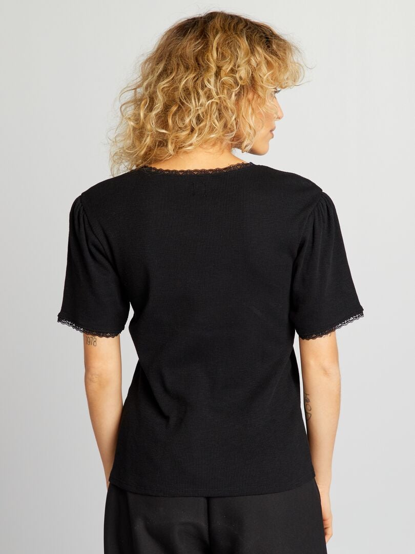Camiseta canelada com detalhes em renda - preta
