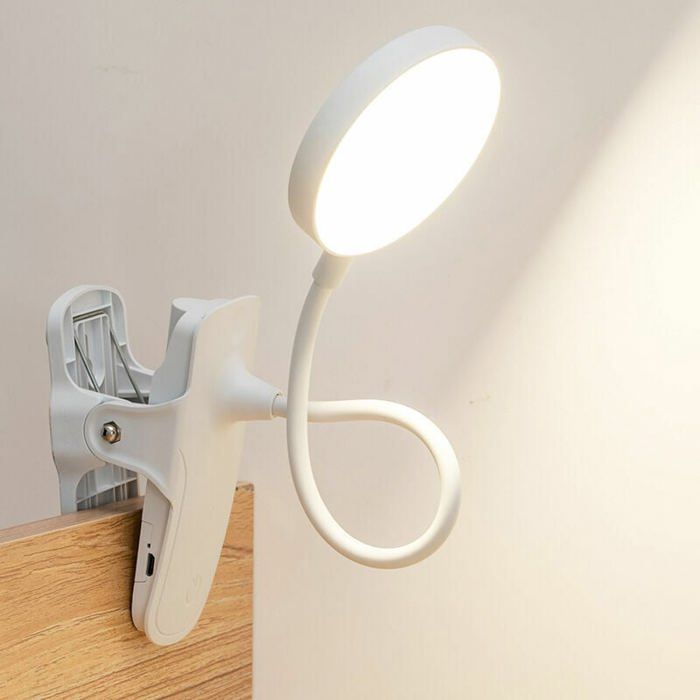 LED-bureaulamp met clipbevestiging, 3 kleuren, traploze dimfunctie en 360° draaibare functie, ideaal voor bed of bureau. Inclusief vernevelingssysteem voor buiten.