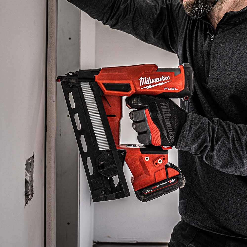 Pregador pneumático de acabamento Milwaukee Fuel 18V, calibre 16, ângulo reto de 20 graus, modelo M18FN16GA-0C