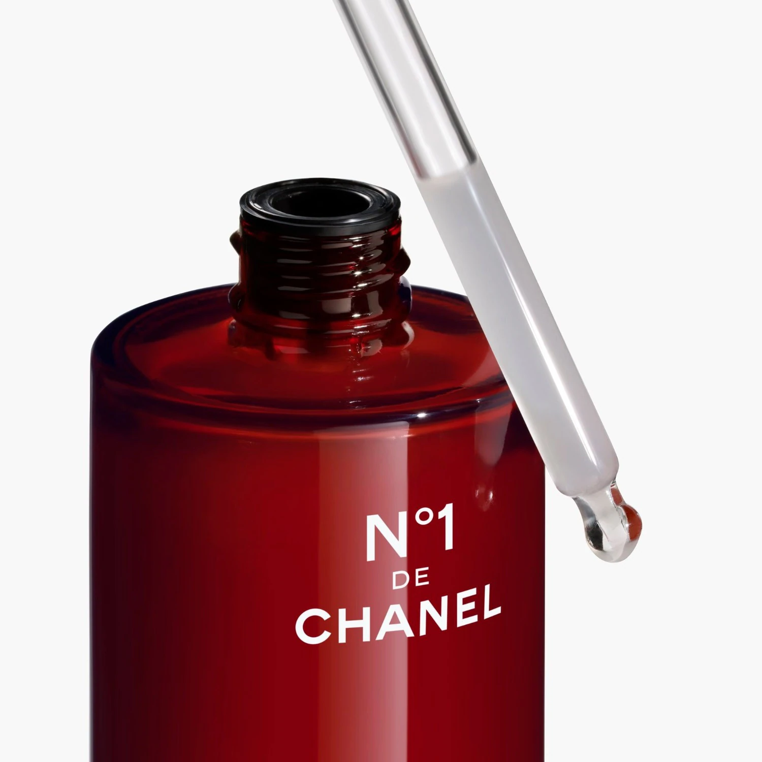 CHANEL PRÉVIENT ET CORRIGE L’APPARENCE DES 5 SIGNES DE L’ÂGE