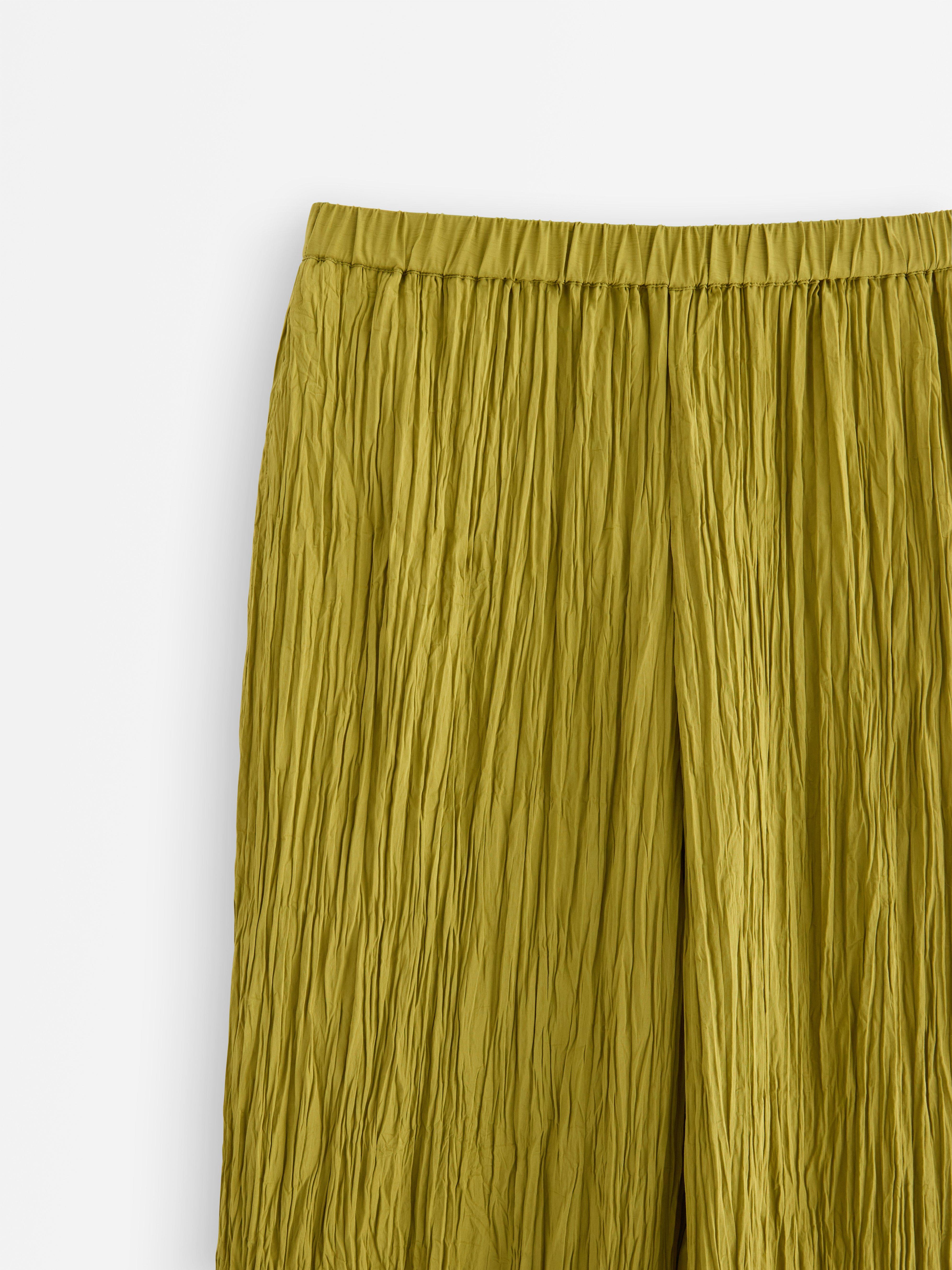 Pantalones arrugados verde polvoriento