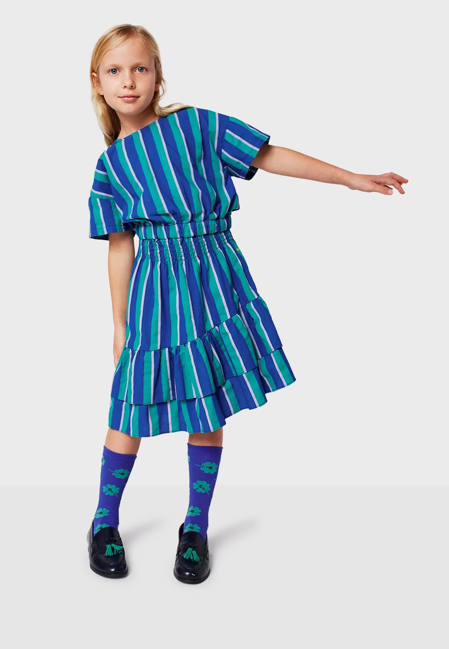 Bobo kiest voor een gestreept crop-shirt met print in eendenblauw.