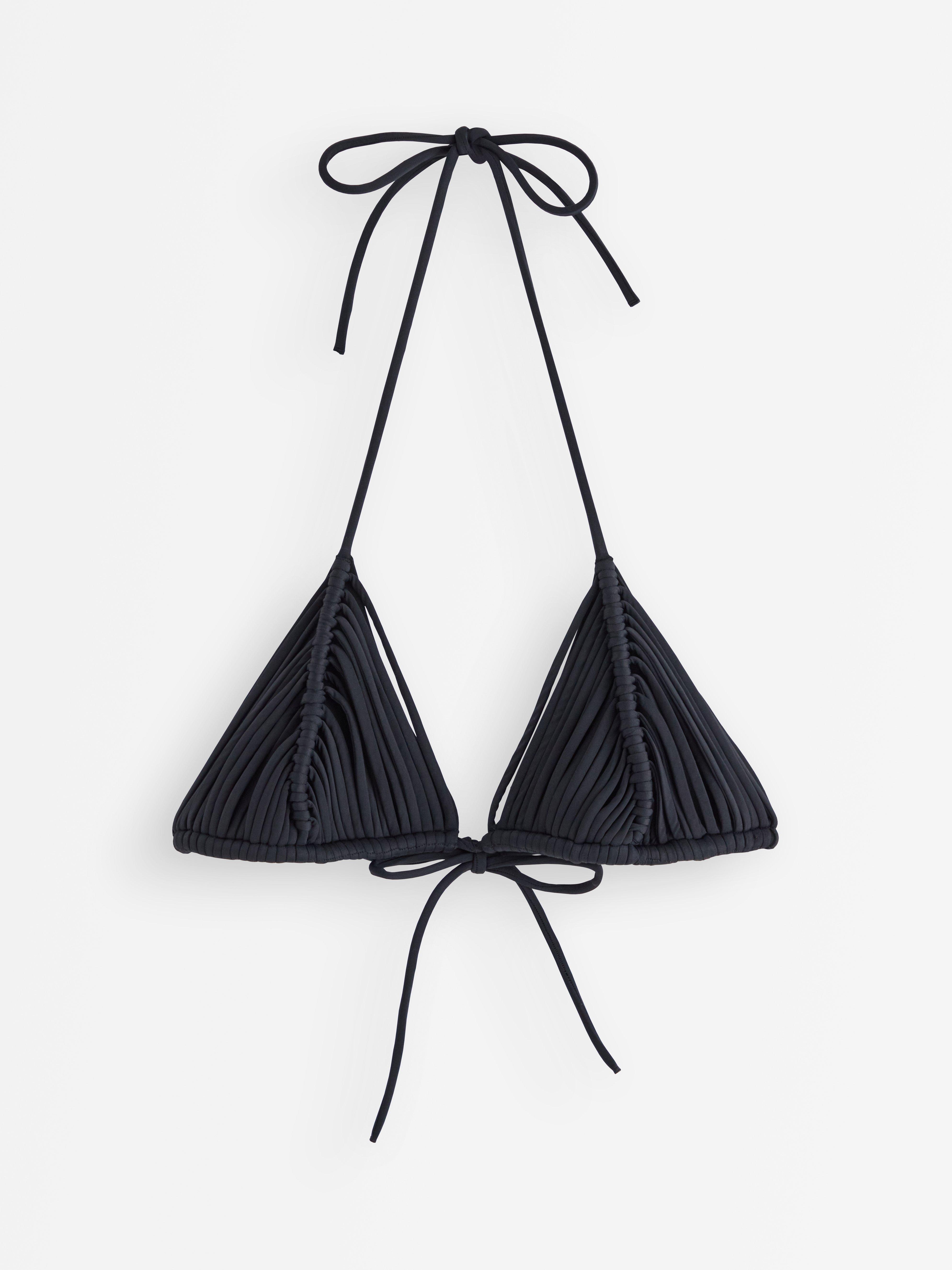 Top de bikini triangular con detalles de tiras, color negro.