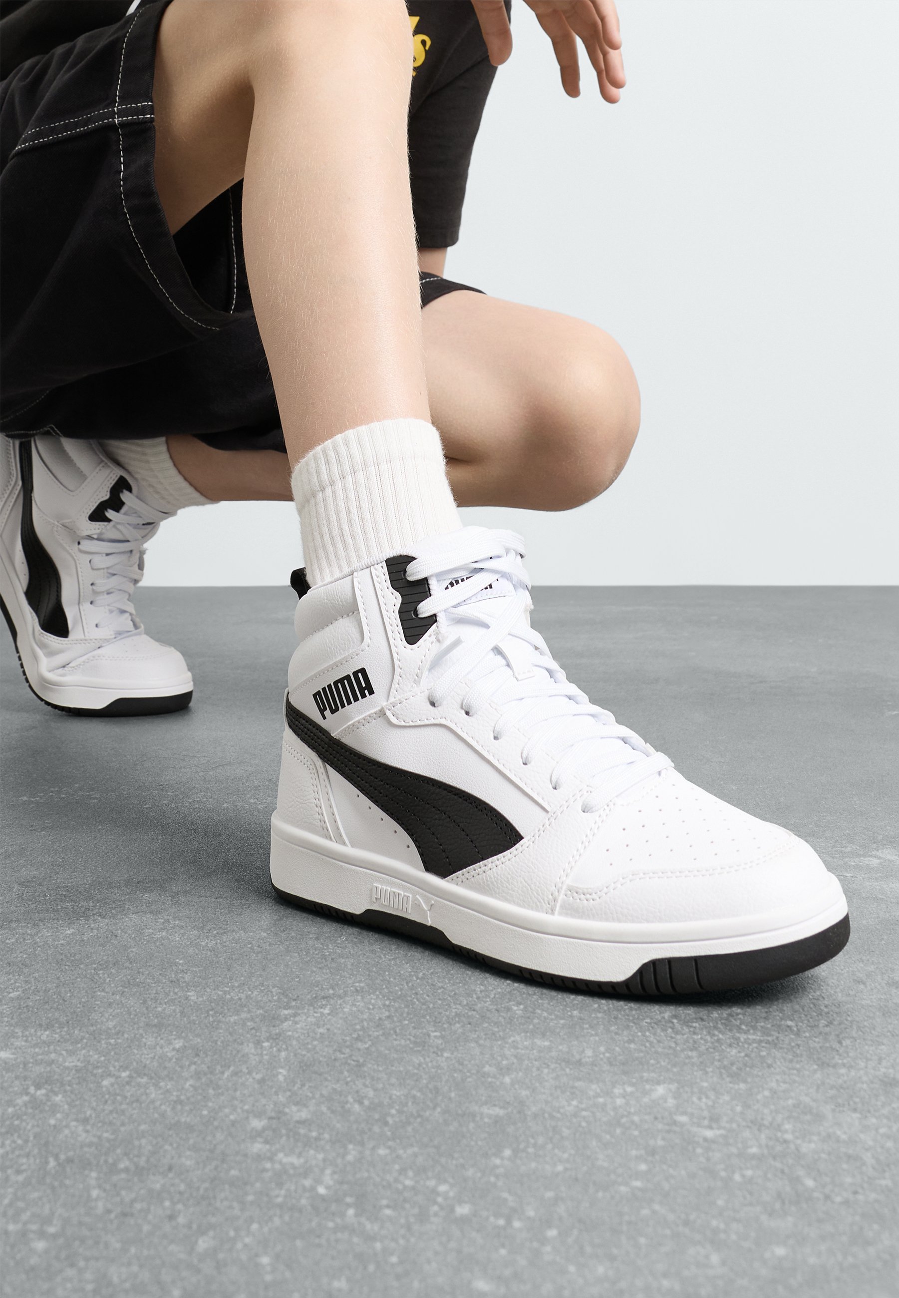 Puma REBOUND V6 MID JR - Scarpe da ginnastica alte - bianco/nero