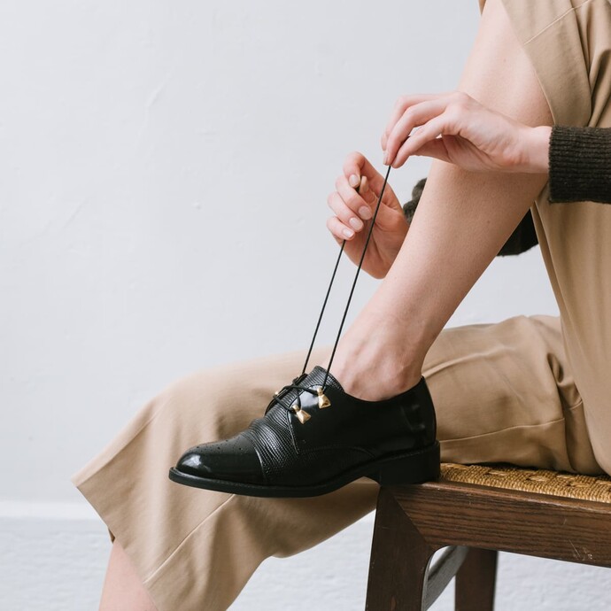 Derbies effet reptile  noir à détails dorés