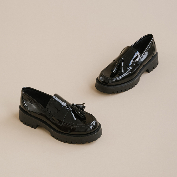 Mocassins à talons plats  en cuir vernis noir