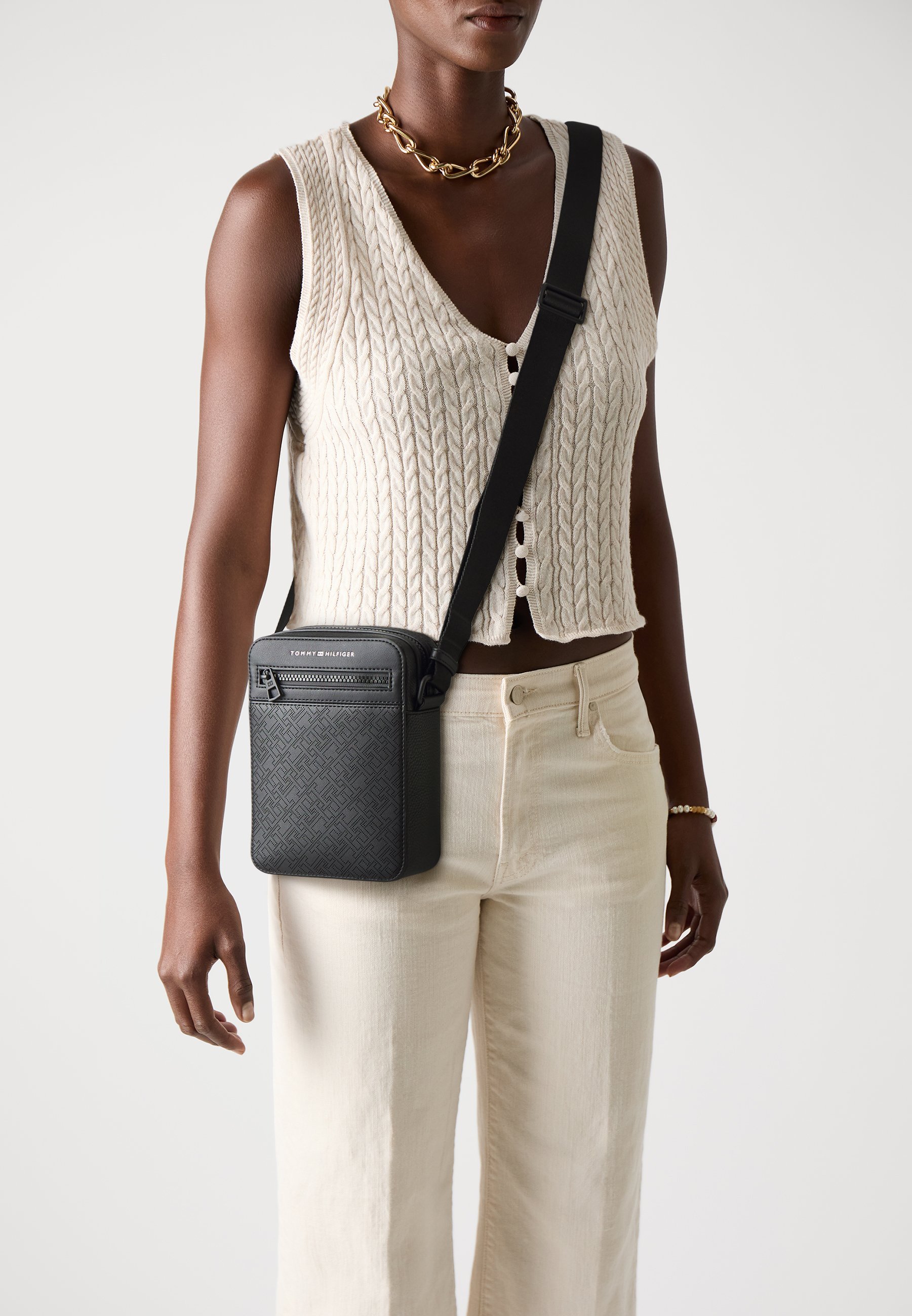Tommy Hilfiger MONOGRAM MINI REPORTER UNISEX - Umhängetasche - schwarz